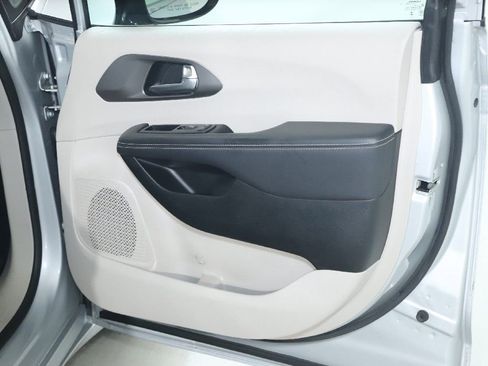 Used 2024 Chrysler Pacifica Touring-L FWD image 31