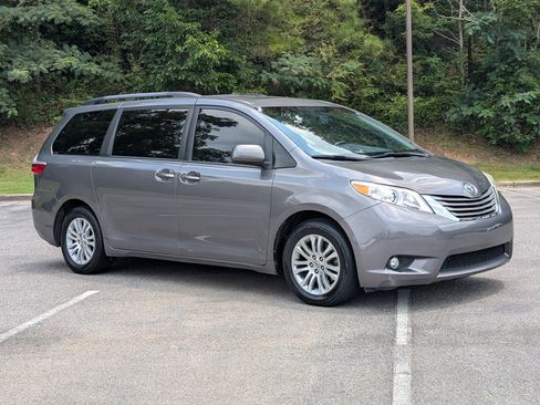 Used 2017 Toyota Sienna XLE FWD image 11