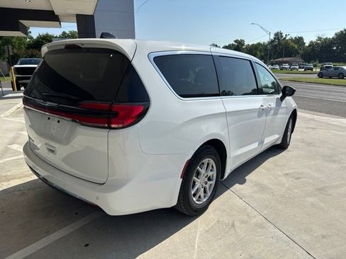 Used 2024 Chrysler Pacifica Touring-L FWD image 7