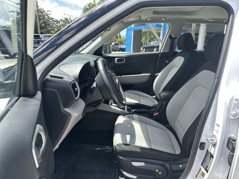 Used 2025 Hyundai Venue SEL FWD image 30
