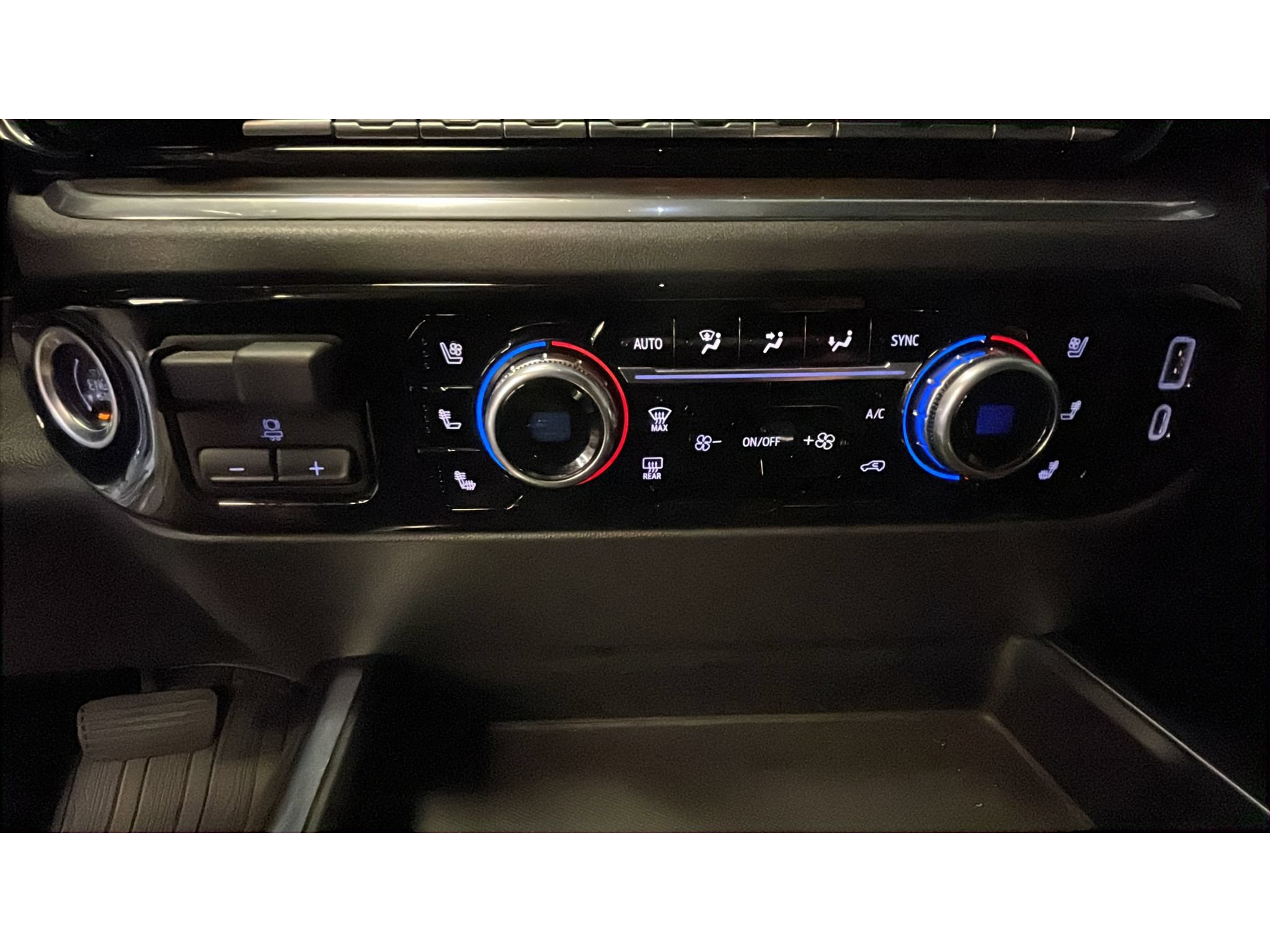 Used 2022 GMC Sierra 1500 SLT w/ SLT Premium Package AWD/4WD image 13