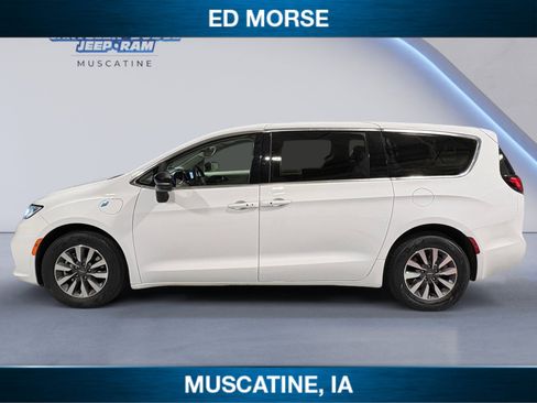 Used 2024 Chrysler Pacifica Select image 2