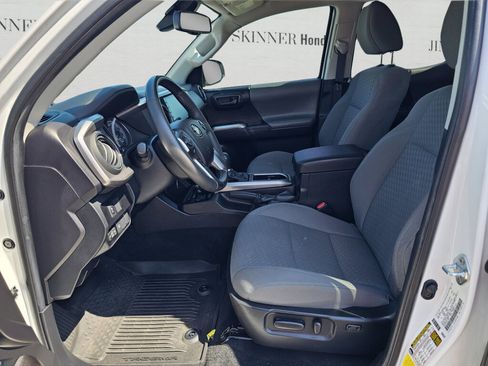 Used 2022 Toyota Tacoma SR5 w/ Technology Package RWD image 17