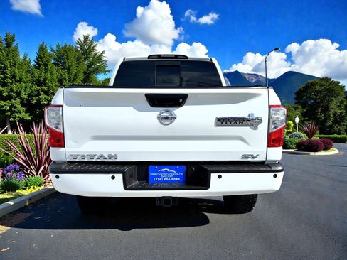 Used 2017 Nissan Titan SV image 4