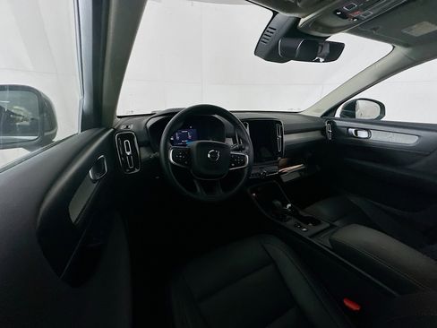 Used 2025 Volvo XC40 B5 Core image 18