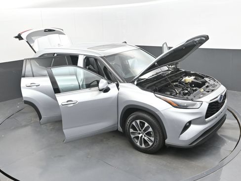 Used 2022 Toyota Highlander XLE FWD image 36