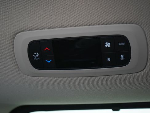 Used 2018 Chrysler Pacifica Touring-L Plus FWD image 21