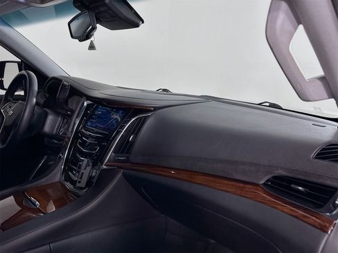 Used 2015 Cadillac Escalade Luxury image 33
