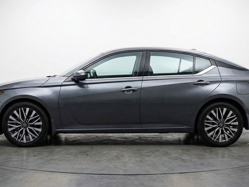 Used 2025 Nissan Altima 2.5 SV FWD image 5