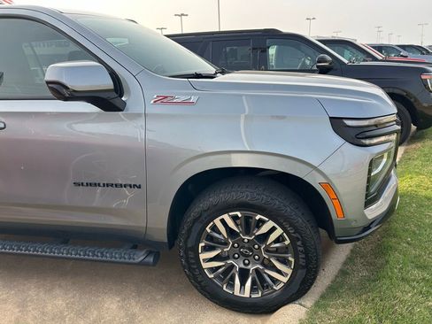 Used 2025 Chevrolet Suburban Z71 AWD/4WD image 2