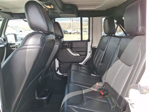 Used 2015 Jeep Wrangler Unlimited Sahara w/ Connectivity Group image 11