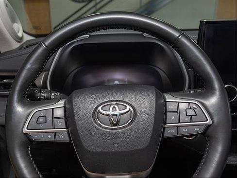 Used 2024 Toyota Highlander Limited AWD/4WD image 14