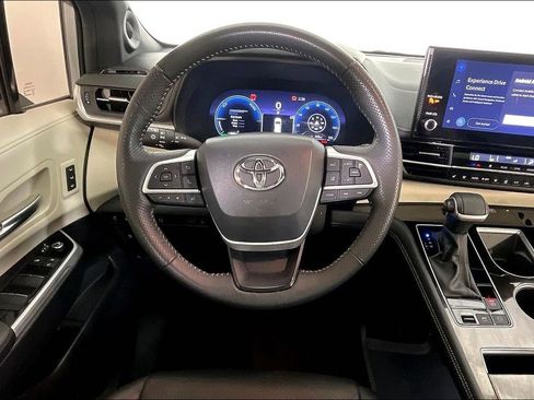 Used 2025 Toyota Sienna Platinum AWD/4WD image 7