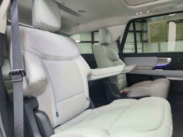 Used 2025 Ford Expedition Platinum w/ Driver's Package AWD/4WD image 45