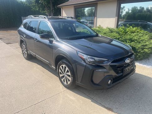 Used 2025 Subaru Outback Premium AWD/4WD image 1