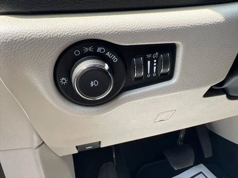 Certified 2021 Chrysler Pacifica Touring-L w/ Uconnect Theater Family Group FWD image 36