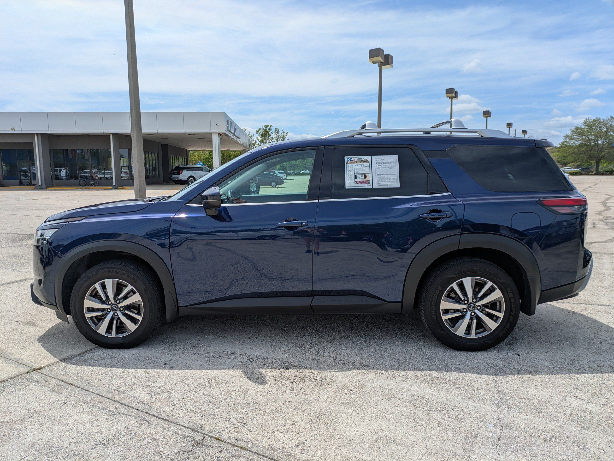 Used 2023 Nissan Pathfinder SL FWD image 7