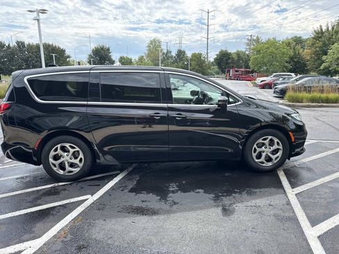Used 2024 Chrysler Pacifica Limited FWD image 5