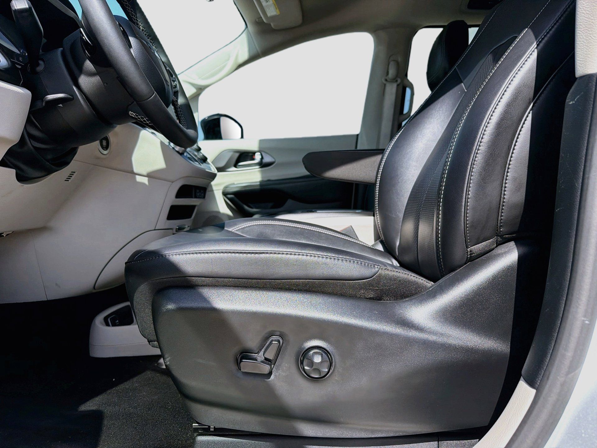 Used 2024 Chrysler Pacifica Touring-L FWD image 21