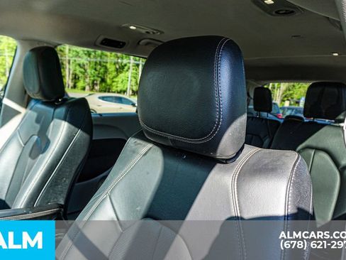 Used 2019 Chrysler Pacifica Touring-L FWD image 18