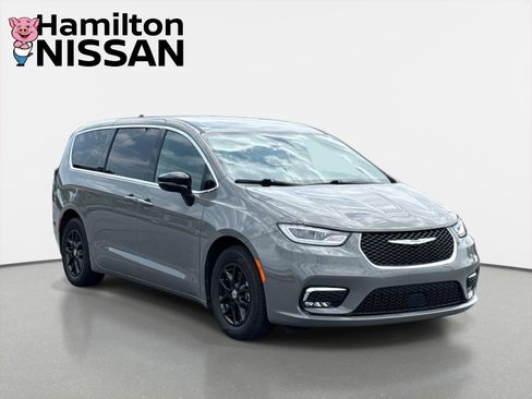 Used 2025 Chrysler Pacifica Select FWD image 1