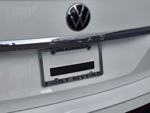 Used 2023 Volkswagen Atlas SE w/ Black Wheel Package image 9