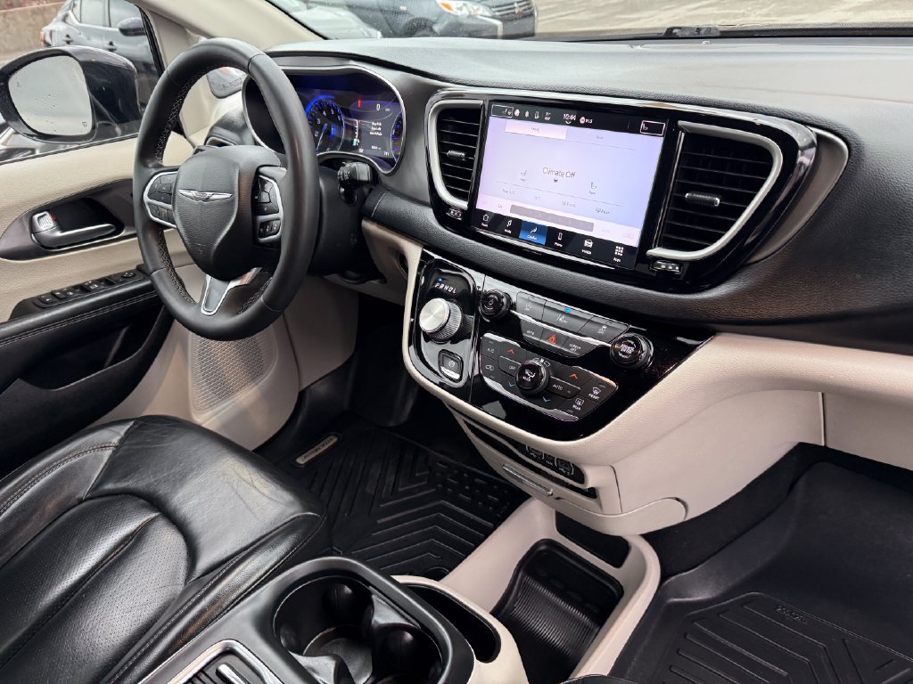 Used 2022 Chrysler Pacifica Touring-L FWD image 17