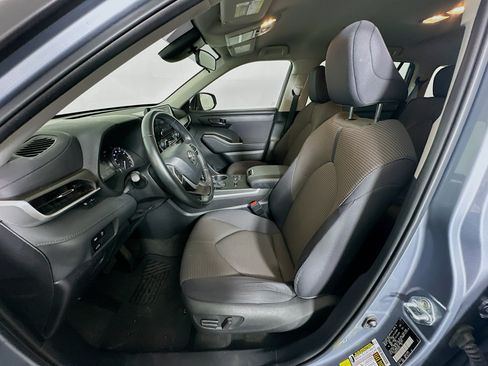 Used 2023 Toyota Highlander LE FWD image 13