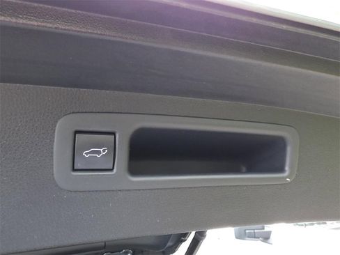 Used 2021 Toyota Highlander XLE image 16