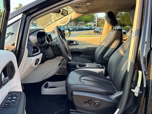 Used 2024 Chrysler Pacifica Touring-L FWD image 13