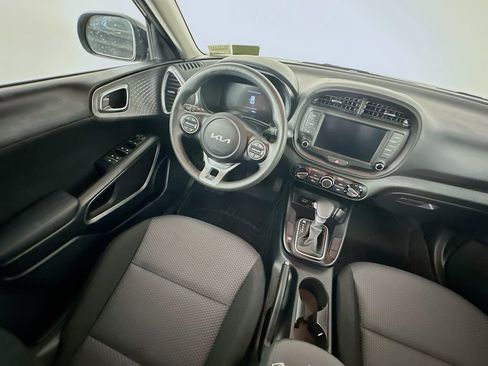 Used 2025 Kia Soul LX w/ LX Technology Package FWD image 9