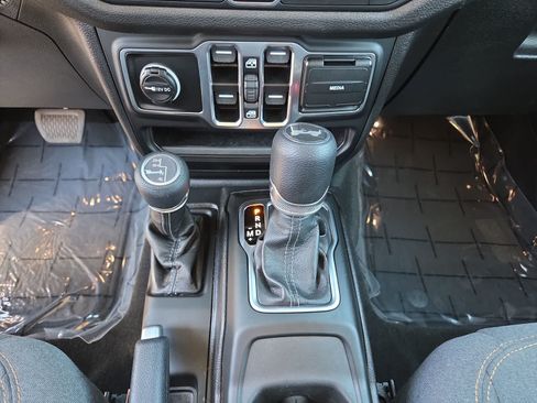 Used 2025 Jeep Wrangler Unlimited Sport AWD/4WD image 25