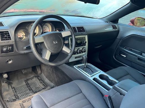 Used 2010 Dodge Challenger SE image 12