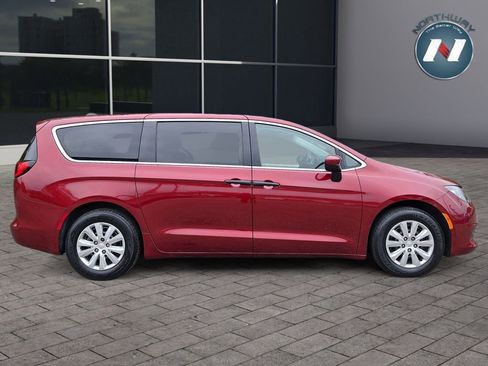 Used 2020 Chrysler Voyager L FWD image 6