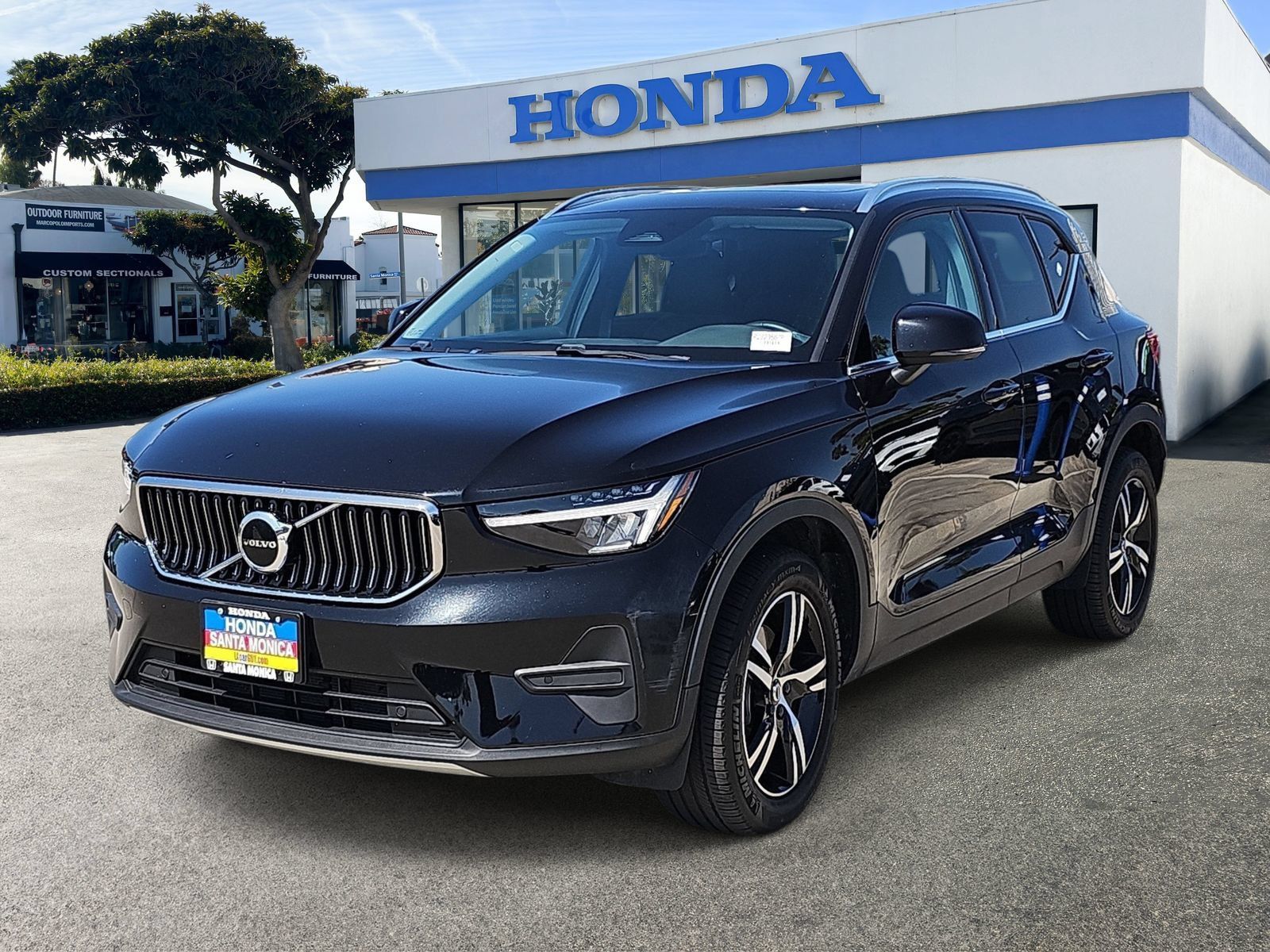 Used 2024 Volvo XC40 B5 Core AWD/4WD image 1