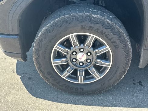 Used 2024 GMC Sierra 1500 AT4 w/ Technology Package AWD/4WD image 11