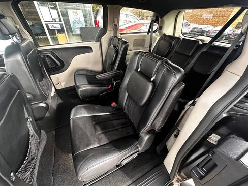 Used 2018 Dodge Grand Caravan SXT image 15