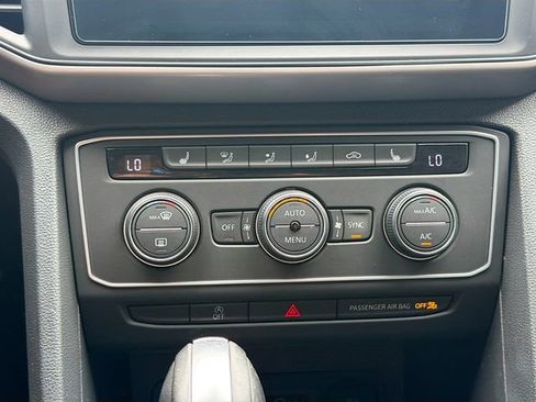 Used 2020 Volkswagen Atlas Cross Sport SE w/ Panoramic Sunroof Package FWD image 31
