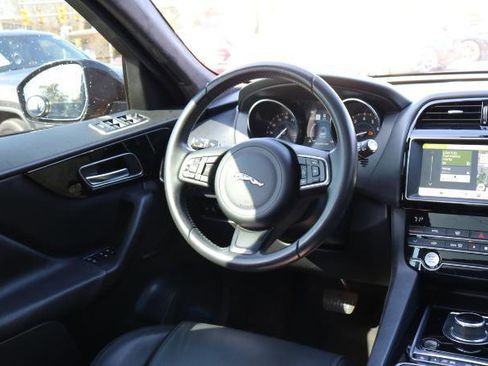 Used 2020 Jaguar F-PACE Premium image 19