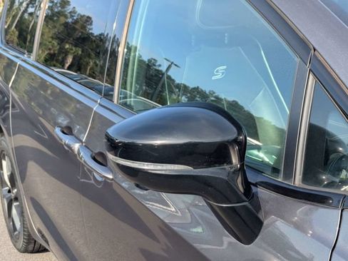 Used 2023 Chrysler Pacifica Limited w/ Uconnect Theater Family Group AWD/4WD image 10