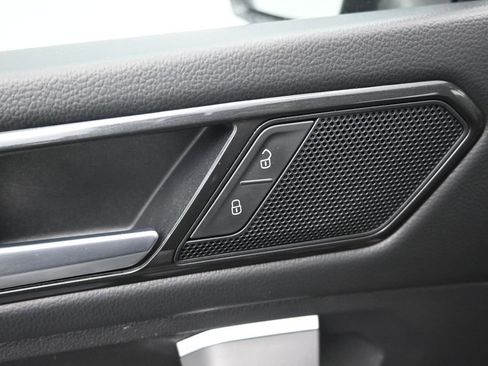 Used 2024 Volkswagen Tiguan SE FWD image 19