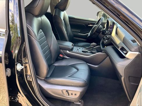 Used 2023 Toyota Highlander XLE AWD/4WD image 8