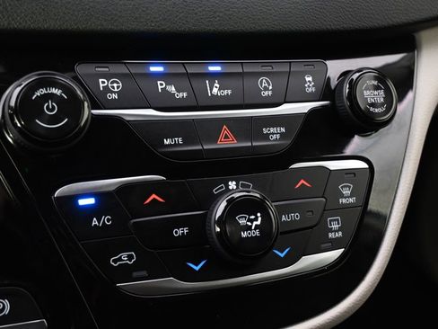 Used 2018 Chrysler Pacifica Touring-L Plus image 32