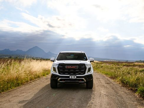 Used 2025 GMC Yukon XL AT4 AWD/4WD image 5