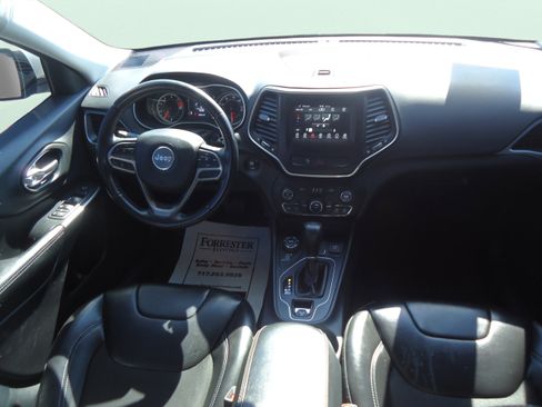 Used 2020 Jeep Cherokee Latitude Plus w/ Cold Weather Group AWD/4WD image 11