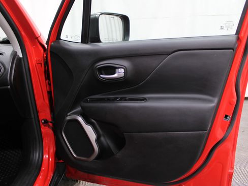 Used 2023 Jeep Renegade Latitude w/ Premium Group image 31