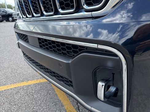 Used 2023 Jeep Grand Cherokee Overland w/ Luxury Tech Group IV AWD/4WD image 15