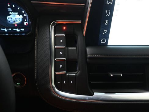 Used 2024 GMC Yukon XL AT4 AWD/4WD image 19