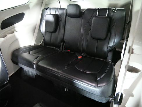Used 2022 Chrysler Pacifica Touring-L FWD image 33