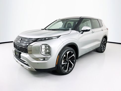 Used 2024 Mitsubishi Outlander SE image 3